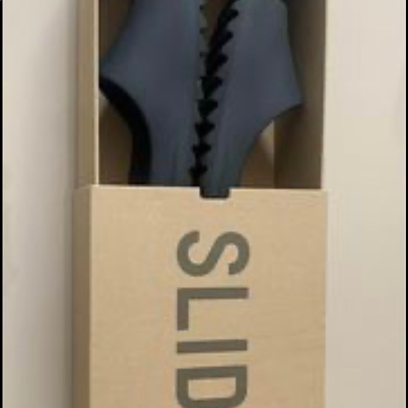 Almost new Yeezy slides - Picture 3 of 4